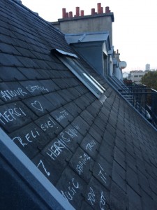 Écrire sur les murs et les toits